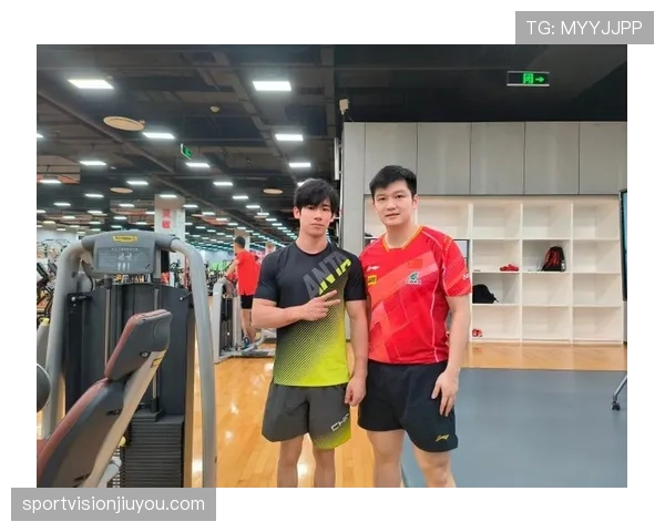 张博恒拎着三个行李箱下场,队友背个小背包,我这社畜脸都绿了